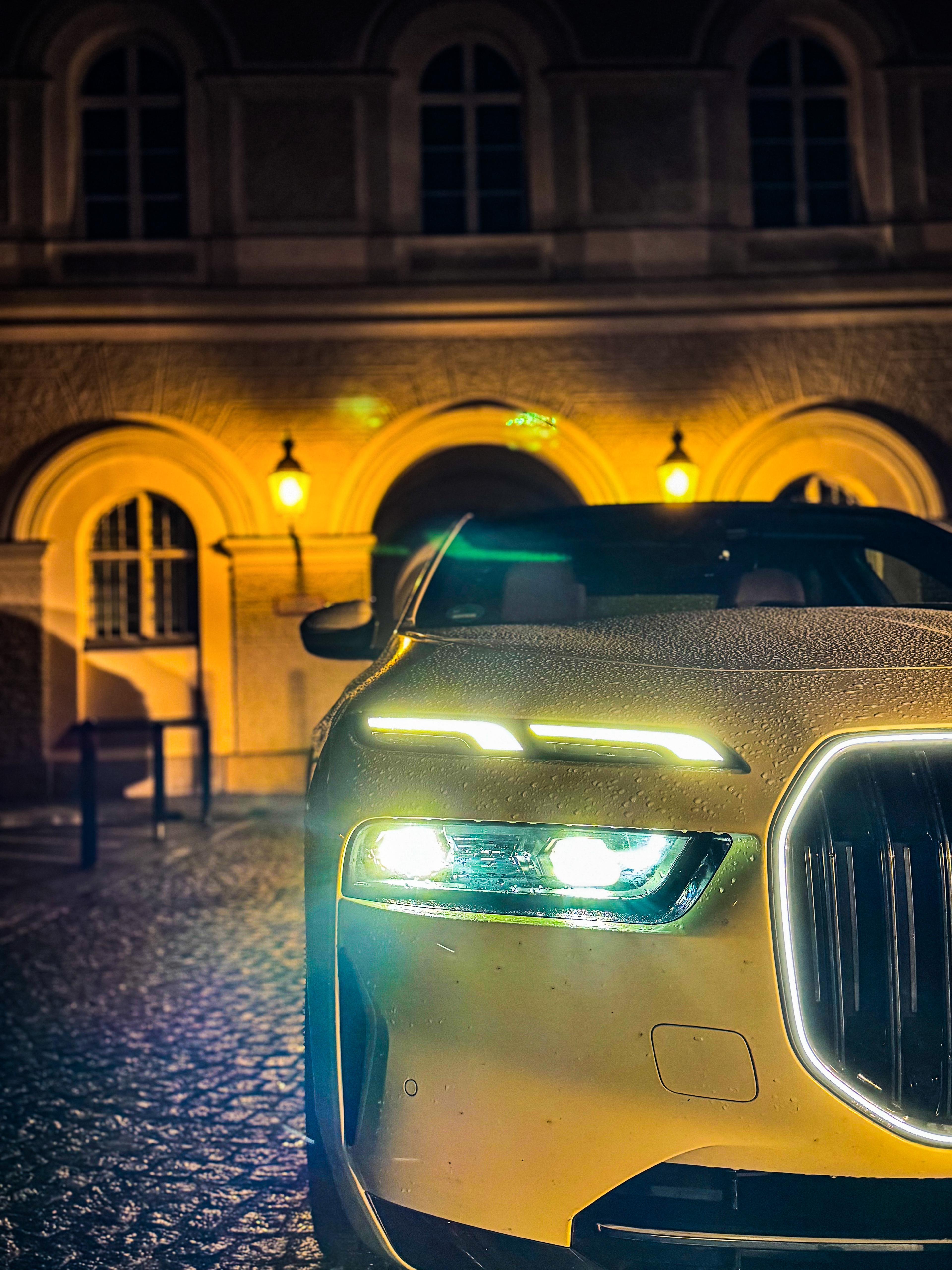 Frontansicht von Taxi Adali mit eingeschalteten Scheinwerfern bei Nacht