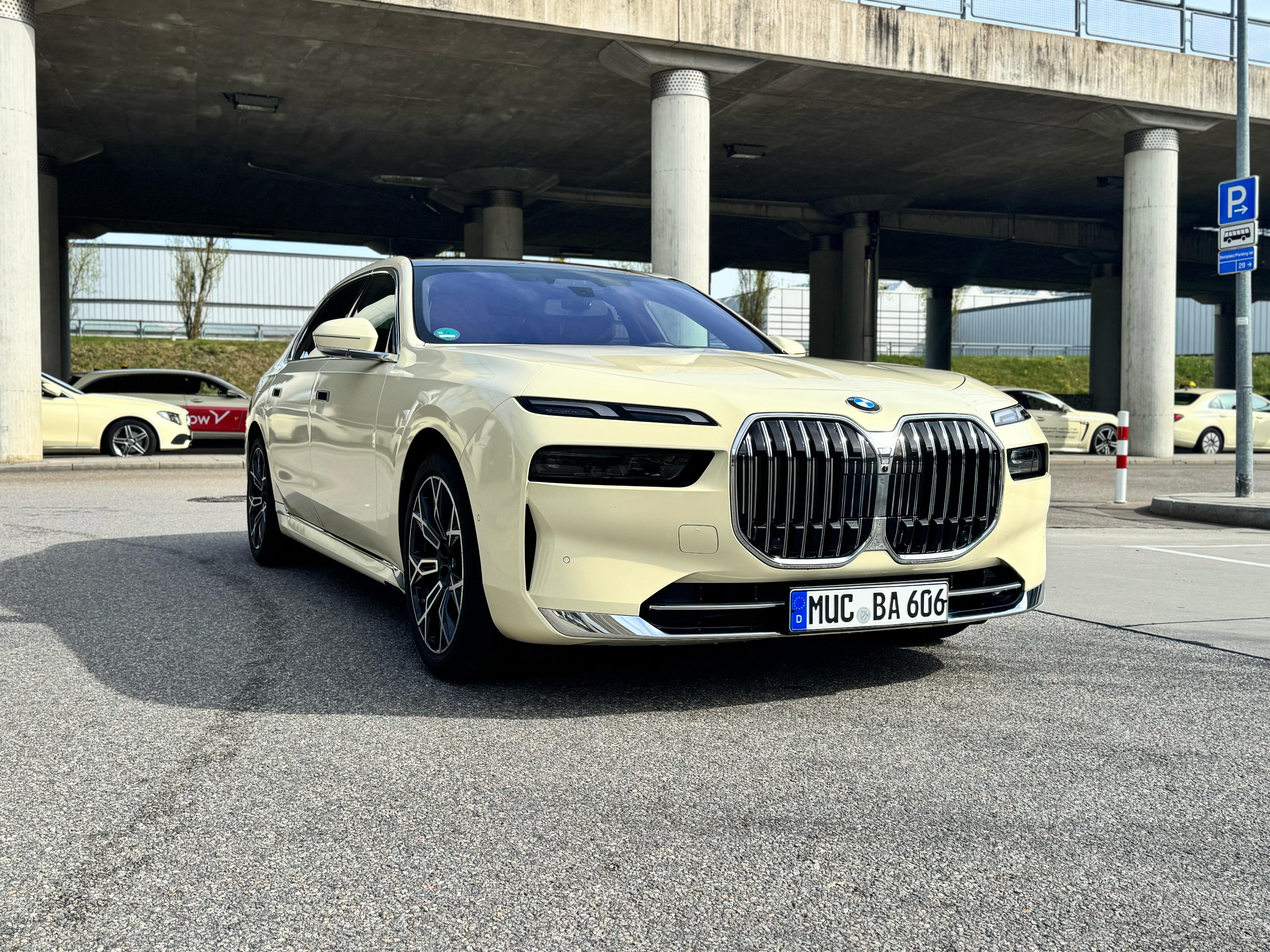 Taxi Adali BMW der neuesten Generation auf einem Parkplatz bei Tag