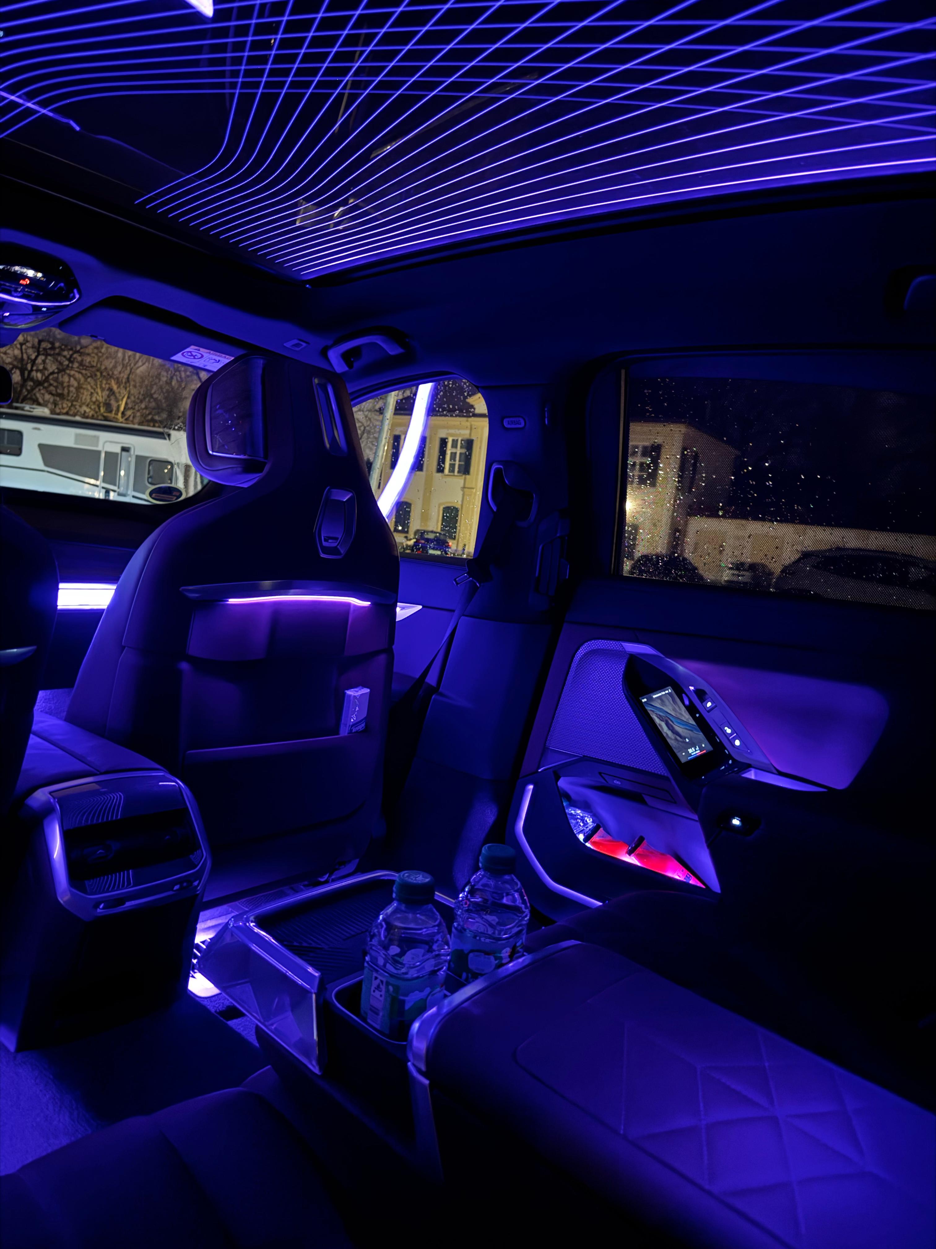 Innenraum von Taxi Adali mit violetter Ambient-Beleuchtung