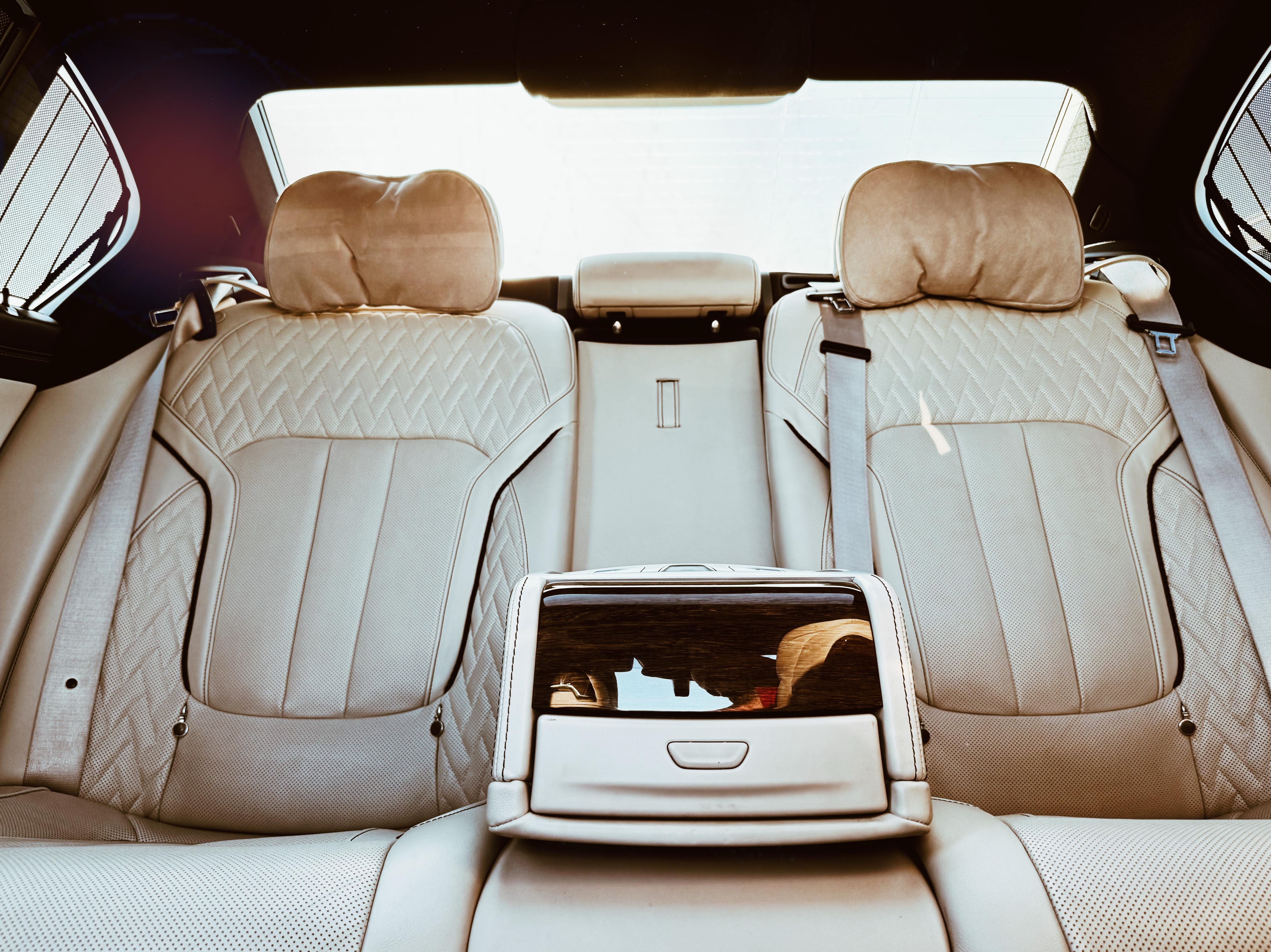 Helle Ledersitze auf der Rückbank von Taxi Adali bei Tageslicht