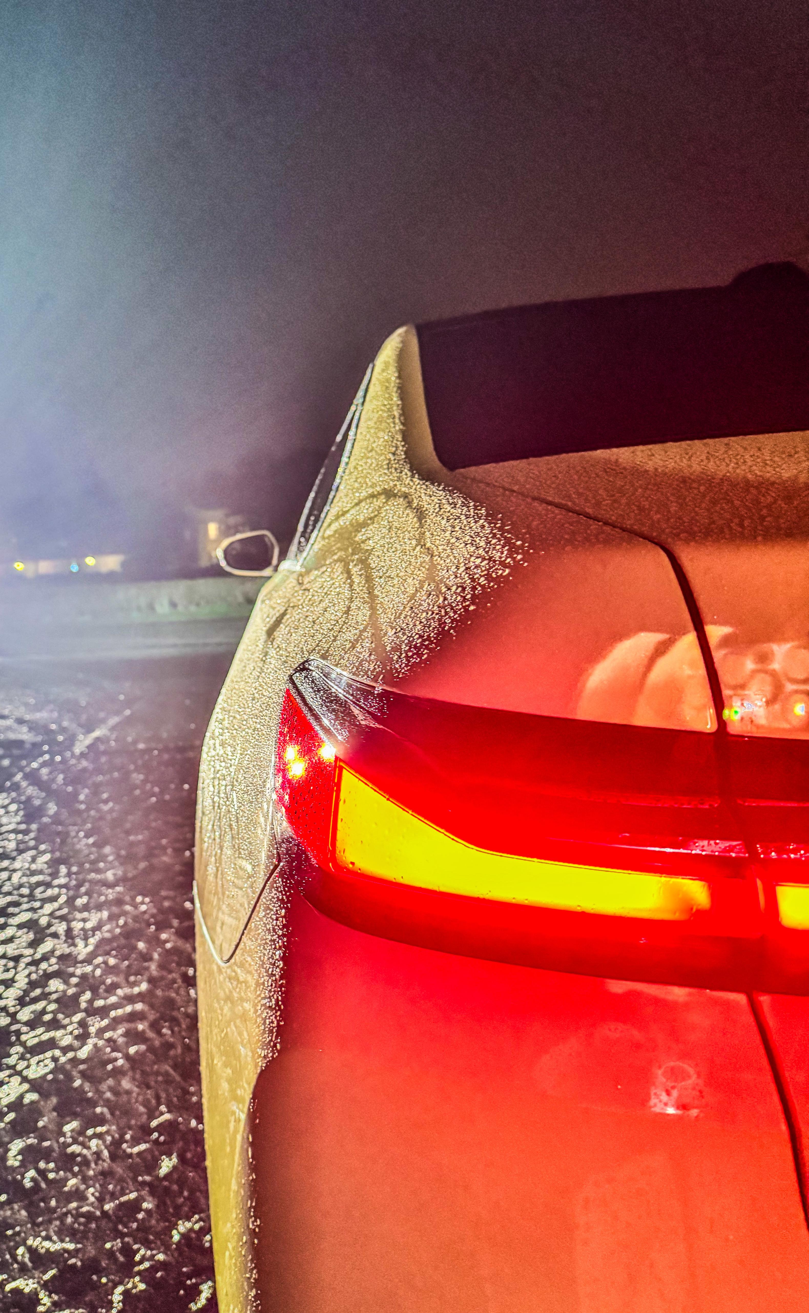 Heck von Taxi Adali im Regen mit leuchtenden Rücklichtern