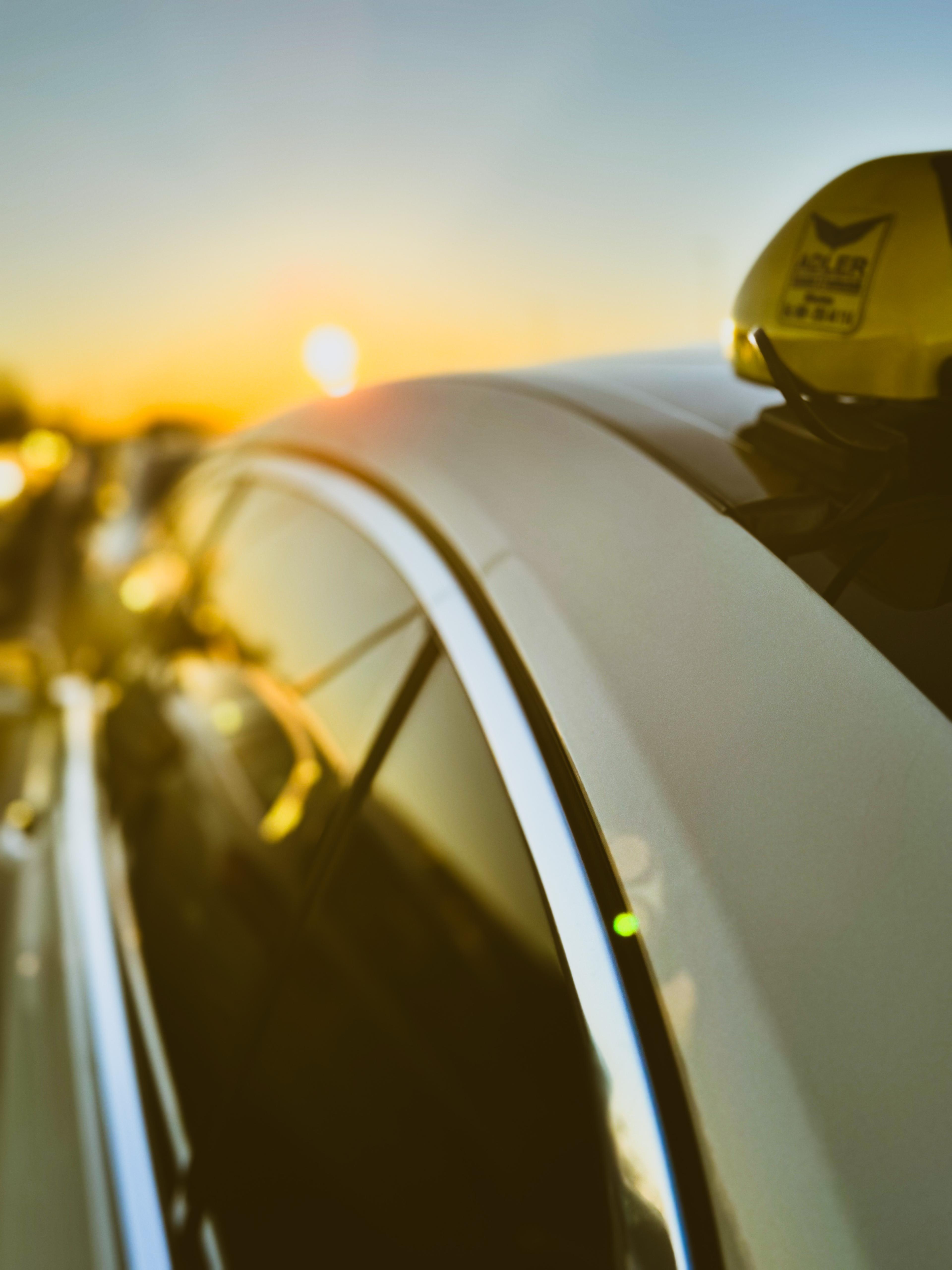Taxi Adali Dach mit Taxischild bei Sonnenuntergang