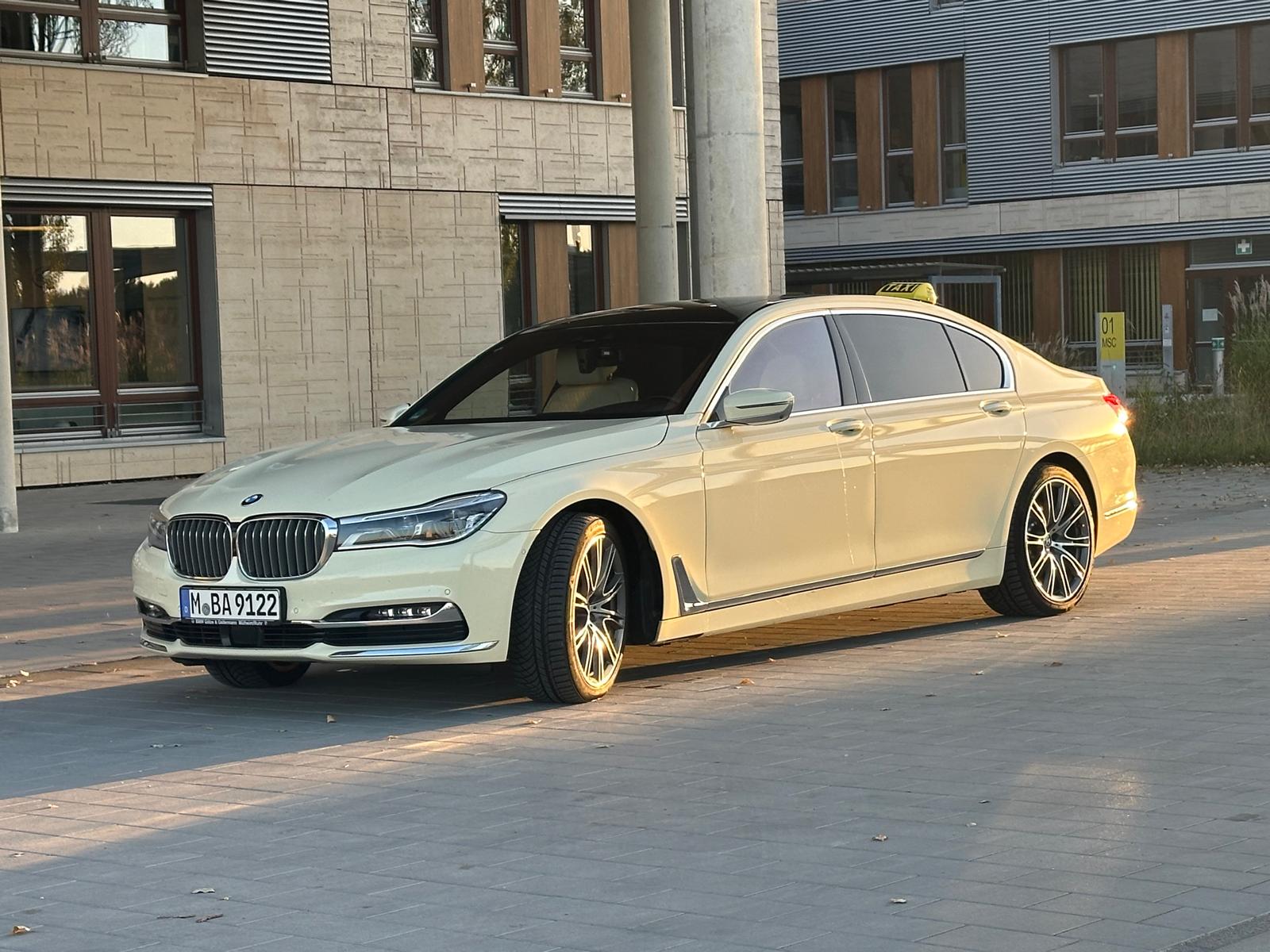 Taxi Adali Limousine seitlich bei Tageslicht vor Bürogebäude